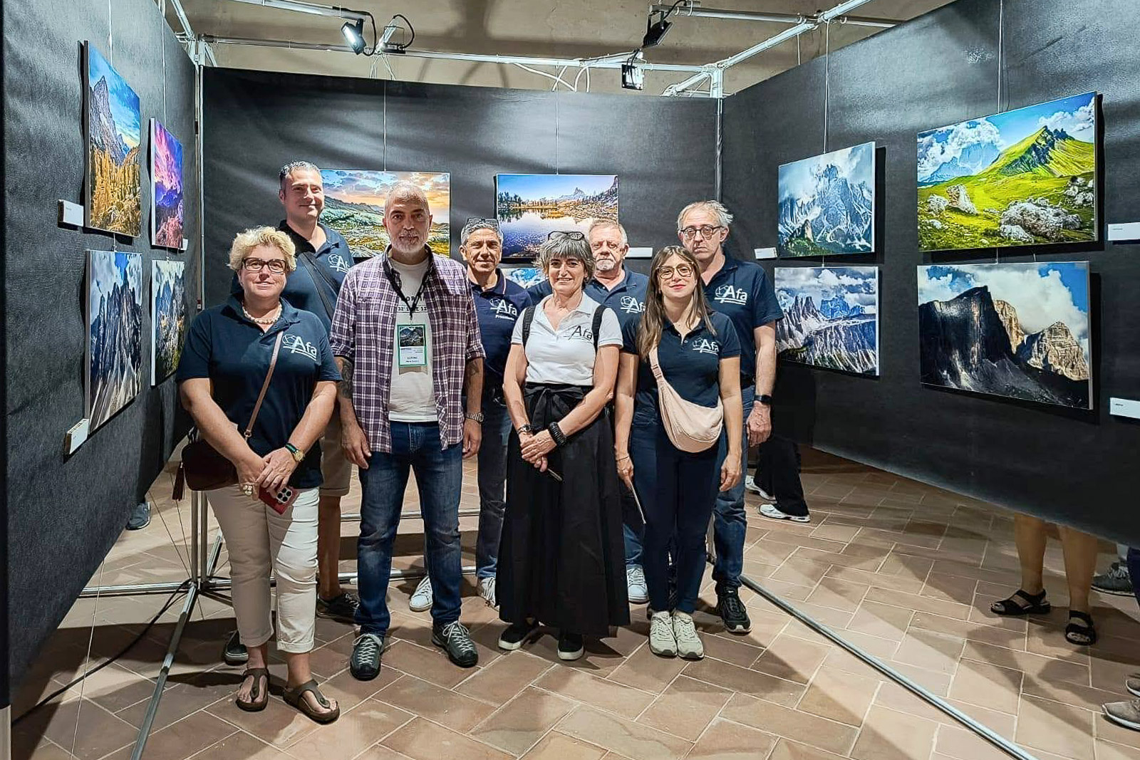 04 gruppo AFA con l'autore di " Paesaggi di pietra" Marco Cavazza.